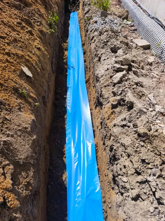 Kabel ziemny z folią ostrzegawczą — prawidłowe ułożenie w wykopie