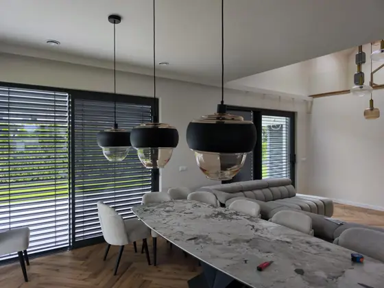 Oświetlenie jadalni — montaż lamp wiszących nad stołem