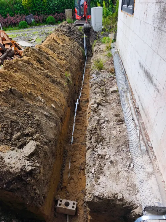 Wykop pod kabel zasilający wzdłuż budynku